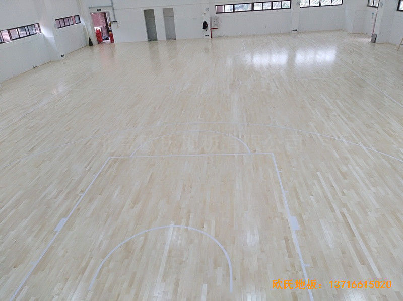 廣州金地香山湖小學(xué)籃球館運(yùn)動木地板施工案例5