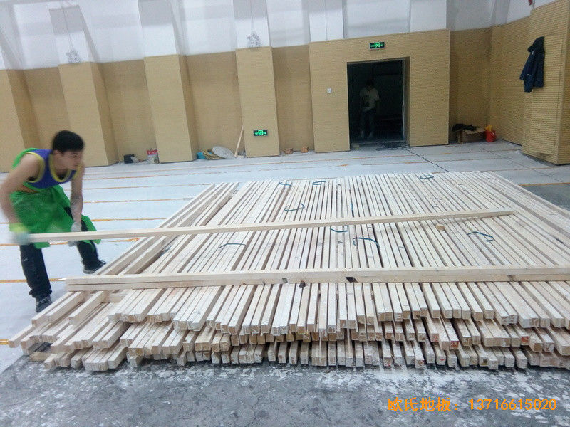 山東濟南歷下區燕山學校籃球館運動木地板施工案例1