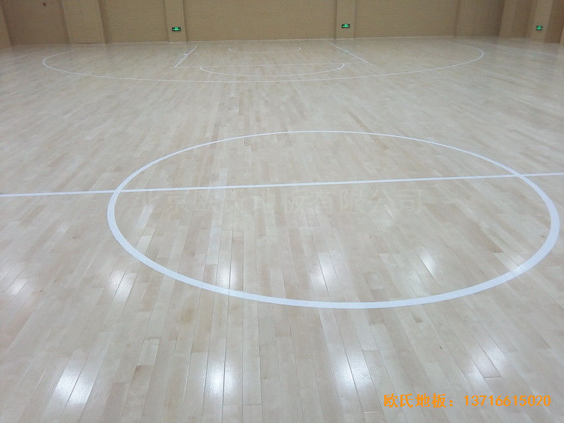 山東濟南歷下區燕山學校籃球館運動木地板施工案例4