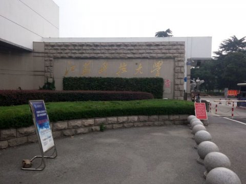 江蘇科技大學東校區羽毛球館木地板鋪