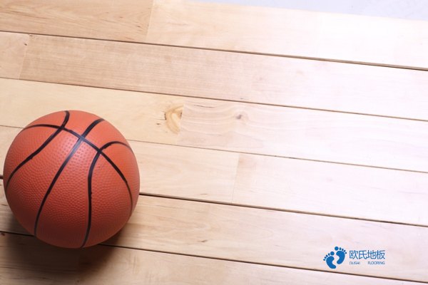 標(biāo)準(zhǔn)室內(nèi)木地板籃球館造價3