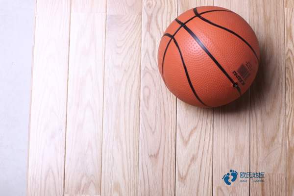 標(biāo)準(zhǔn)室內(nèi)木地板籃球館造價2