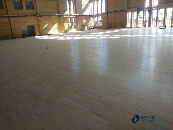 國標(biāo)運(yùn)動籃球木地板報價單