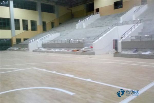 單龍骨運(yùn)動館地板如何保潔2