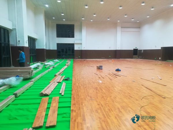 單龍骨運(yùn)動館地板如何保潔3
