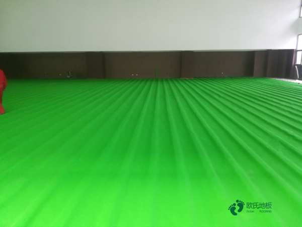 單龍骨運(yùn)動館地板如何保潔1