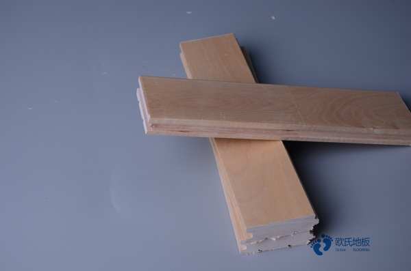 松木運(yùn)動籃球木地板每平米價格