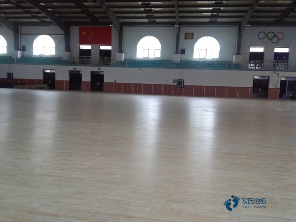 學?；@球館地板施工隊1