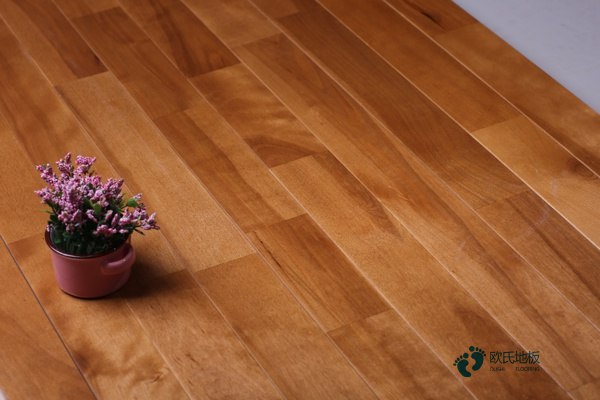 室內(nèi)運(yùn)動(dòng)木地板翻新施工3