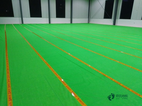 普通運(yùn)動(dòng)籃球木地板較低價(jià)格