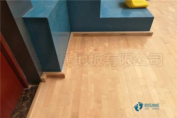 學校籃球木地板減震技術1