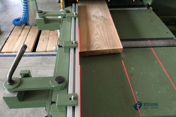 國產(chǎn)體育場地木地板施工團(tuán)隊(duì)2